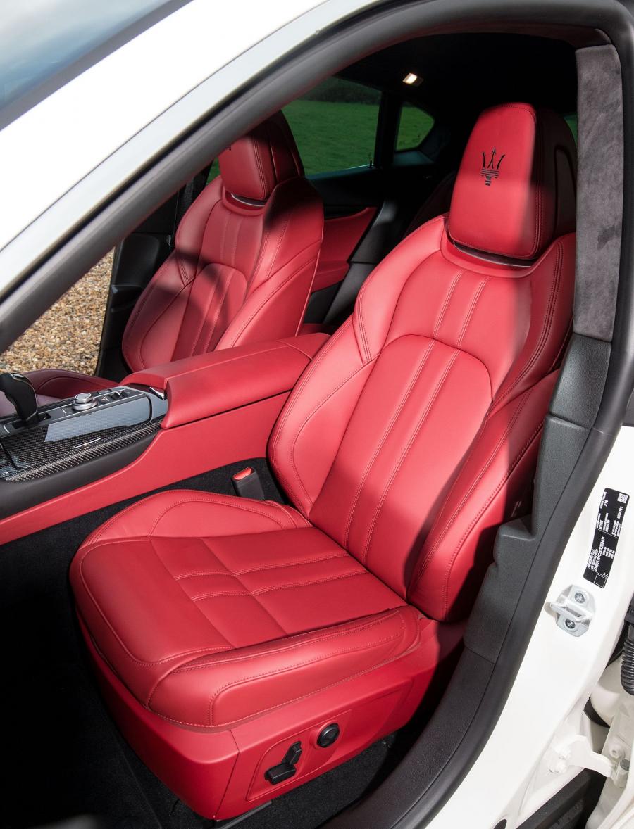 Интерьер Maserati Levante S Q4 GranSport 2017 года  (UK) (фото 2 из 8)
